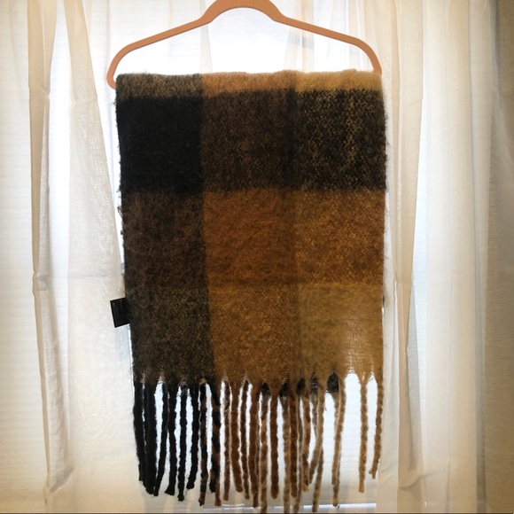 Accessories - NWOT Blanket Scarf